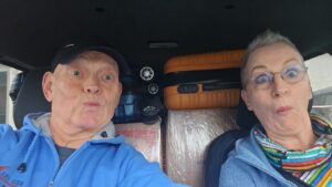 Ein Auto voller Koffer